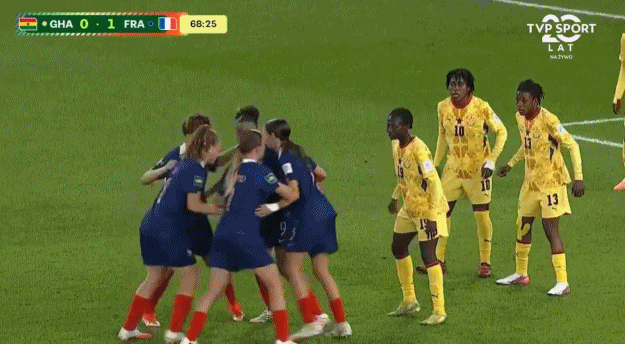 奇葩战术成真U20女足世界杯法国队角球集体转圈圈，成功破门